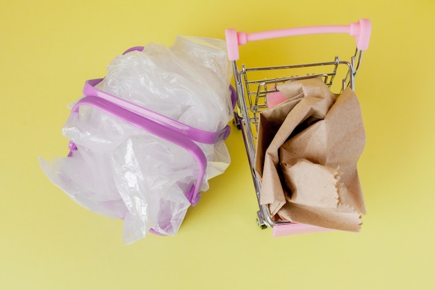 Do jakiego kosza wrzucać plastik?