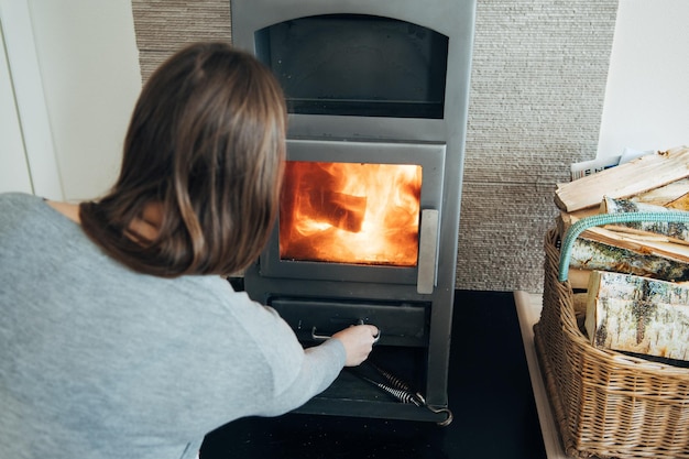 Jak działa piec na paliwo stałe i do czego służy?