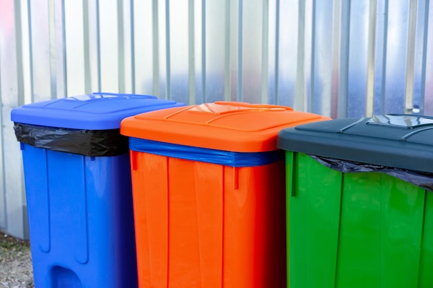 Jakie kolory mają pojemniki do segregacji śmieci w Twoim mieście?