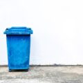 Do czego służy niebieski śmietnik w systemie segregacji odpadów?