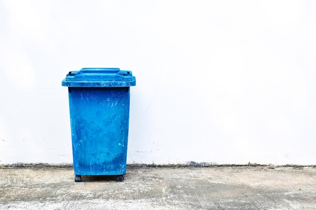Do czego służy niebieski śmietnik w systemie segregacji odpadów?