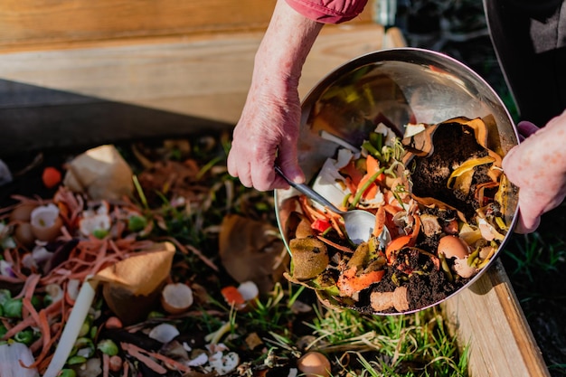 Jak zrobić kompost w przydomowym kompostowniku?